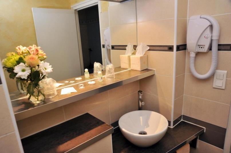 Hotel Gambetta Lons-le-Saunier Szoba fotó